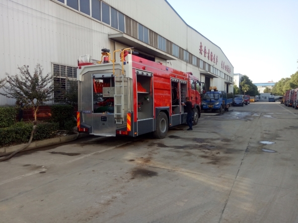 豪沃7噸干粉泡沫聯用消防車