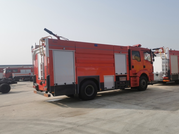 豪沃8噸水罐消防車
